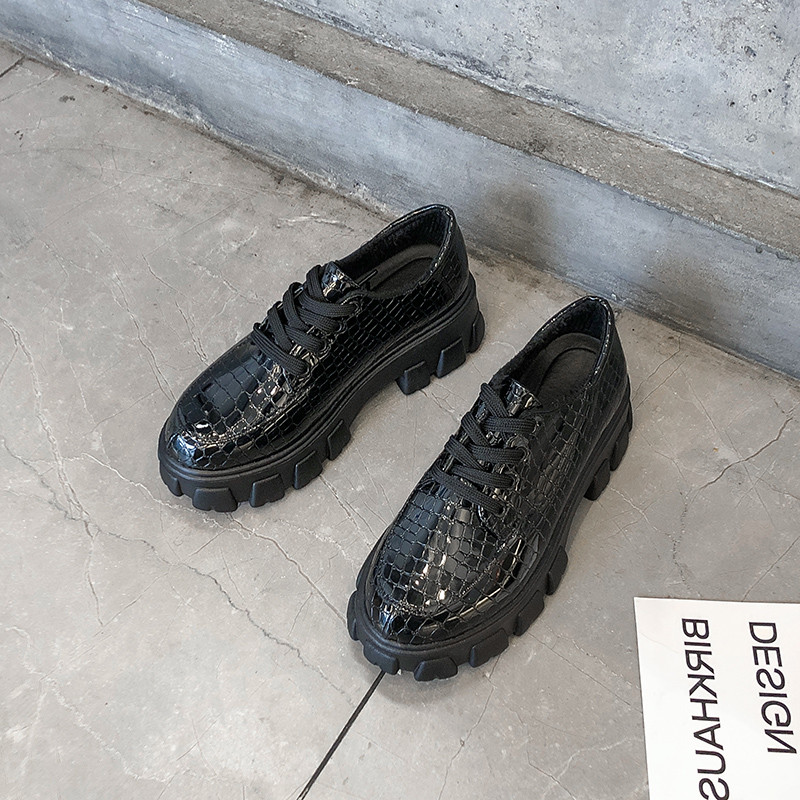 Pantofi moderni de dama din piele ecologica cu talpa aspra in negru