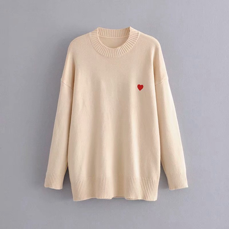 Дълъг дамски пуловер с апликация сърце в три цвята