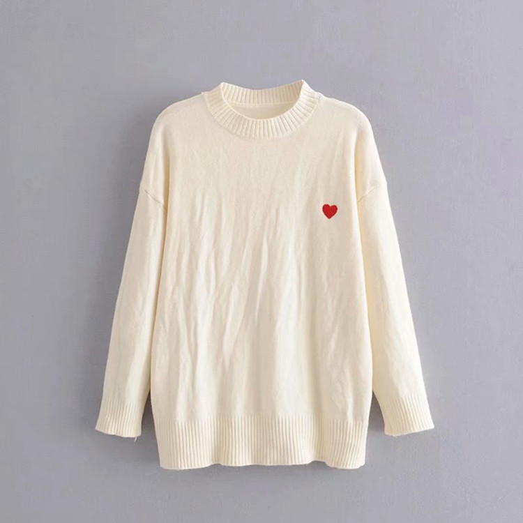 Дълъг дамски пуловер с апликация сърце в три цвята