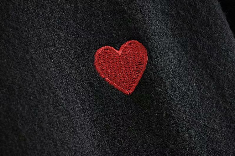 Дълъг дамски пуловер с апликация сърце в три цвята