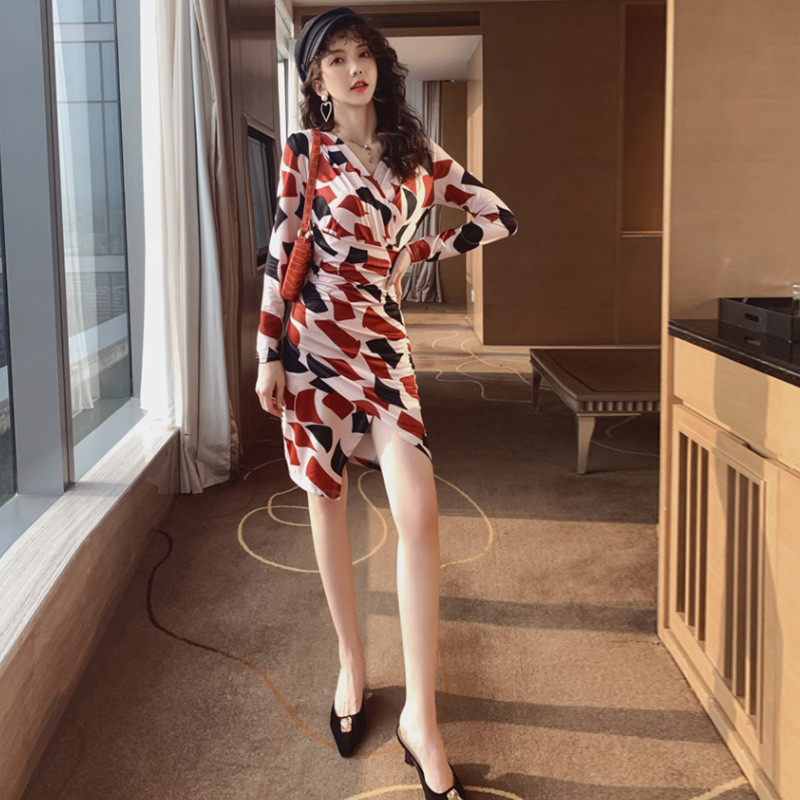 Rochie de dama model nou cu crapata si decolteu spitz