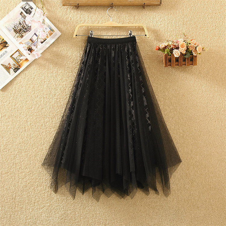 Model elegant de fustă de damă croiată cu tul