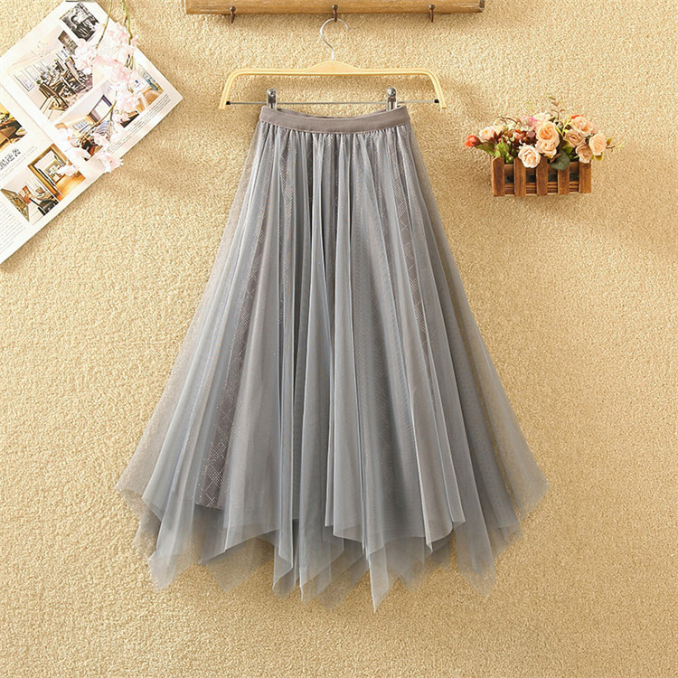 Model elegant de fustă de damă croiată cu tul