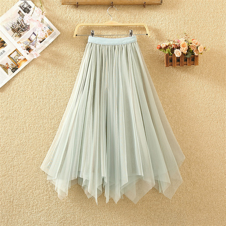 Model elegant de fustă de damă croiată cu tul