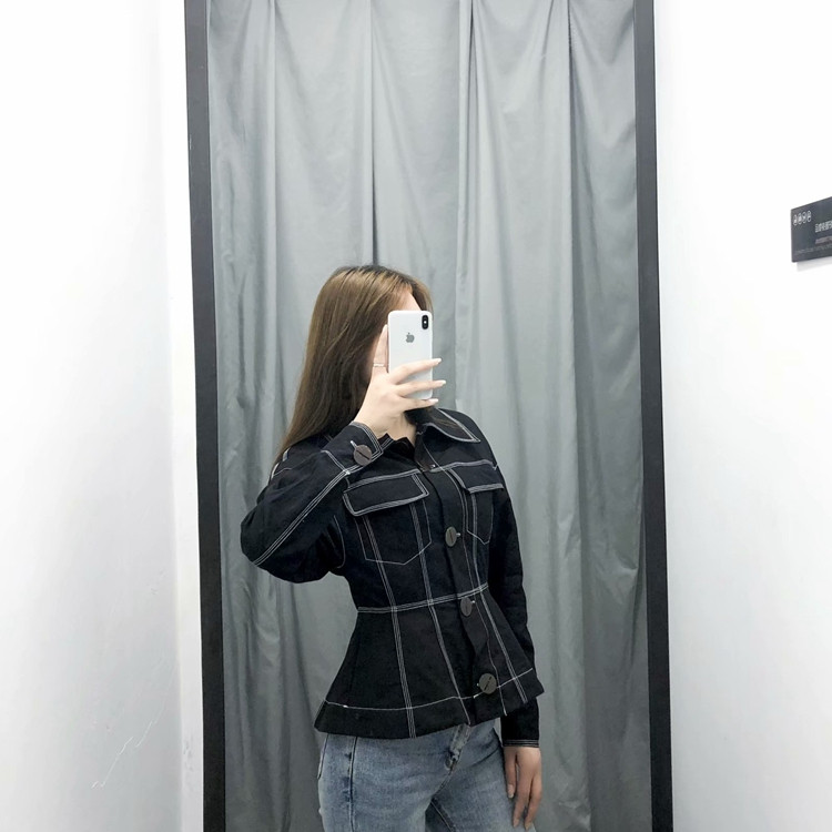 Λεπτό μπουφάν  άνοιξης-φθινοπώρου σε μαύρο χρώμα με κουμπιά και τσέπες