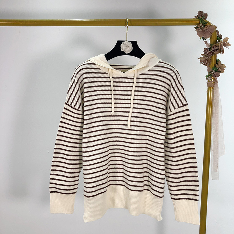 Pulover de damă în dungi, cu glugă și cravate