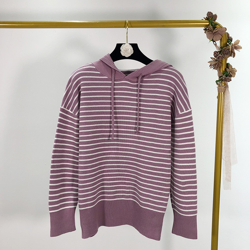 Pulover de damă în dungi, cu glugă și cravate