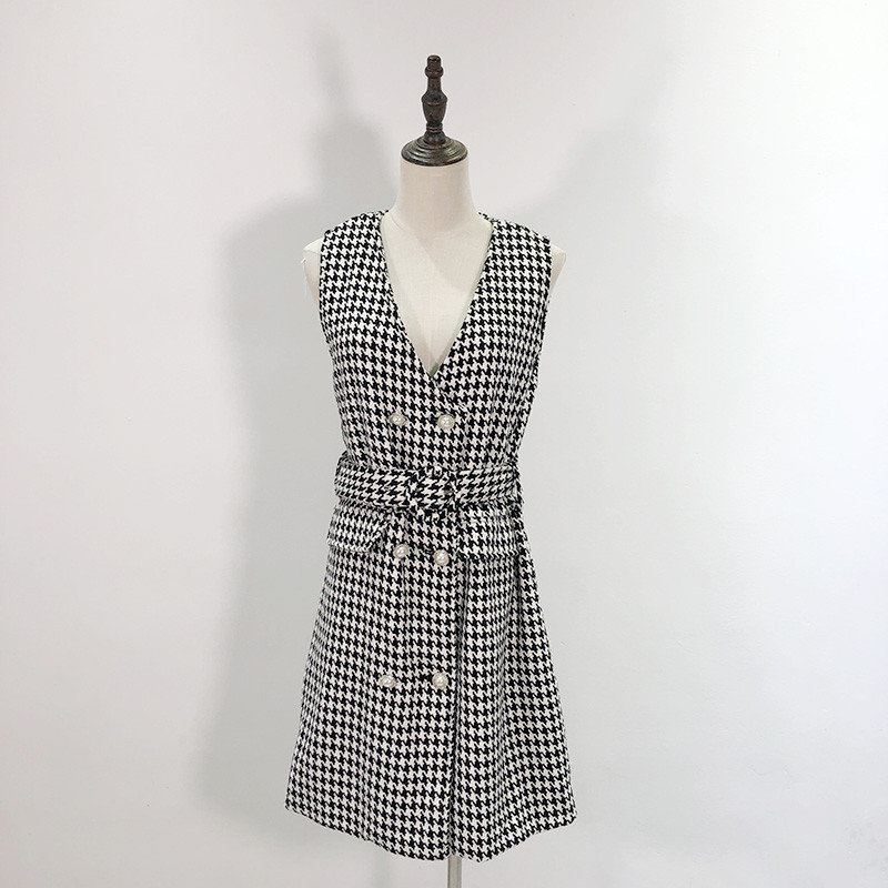 Rochie de damă în carouri cu decolteu spitz și bretele largi