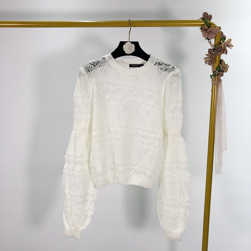 Pulover transparent realizat din tricotat subțire în albastru și alb