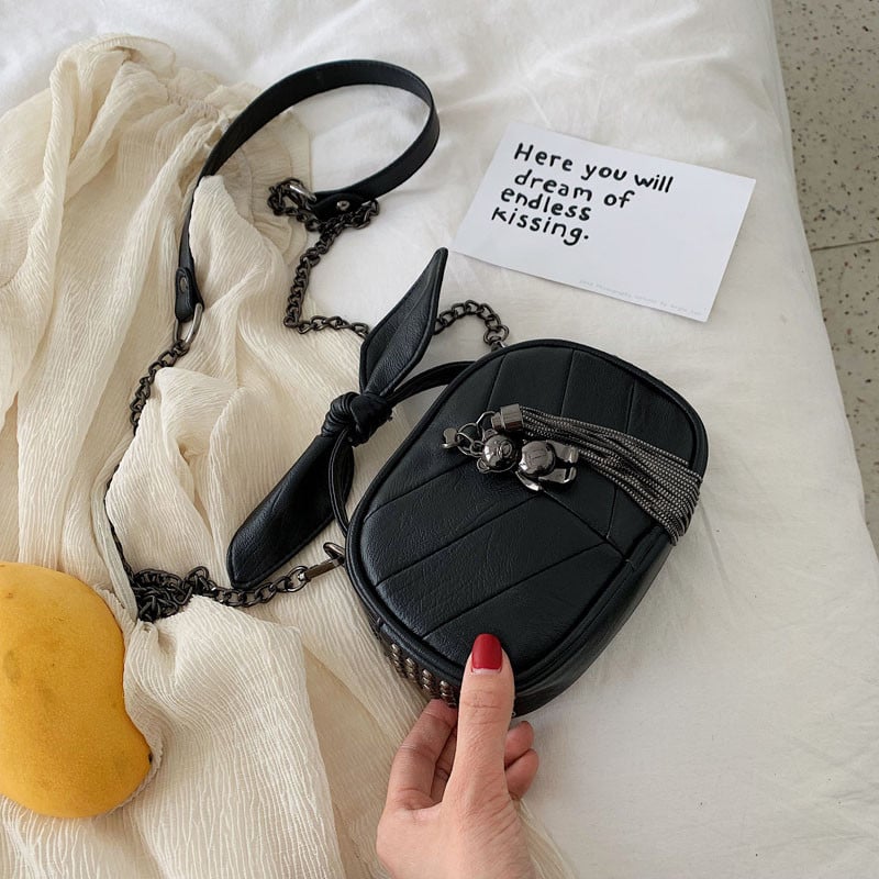 O geantă de mână mică cu ciucuri în trei culori