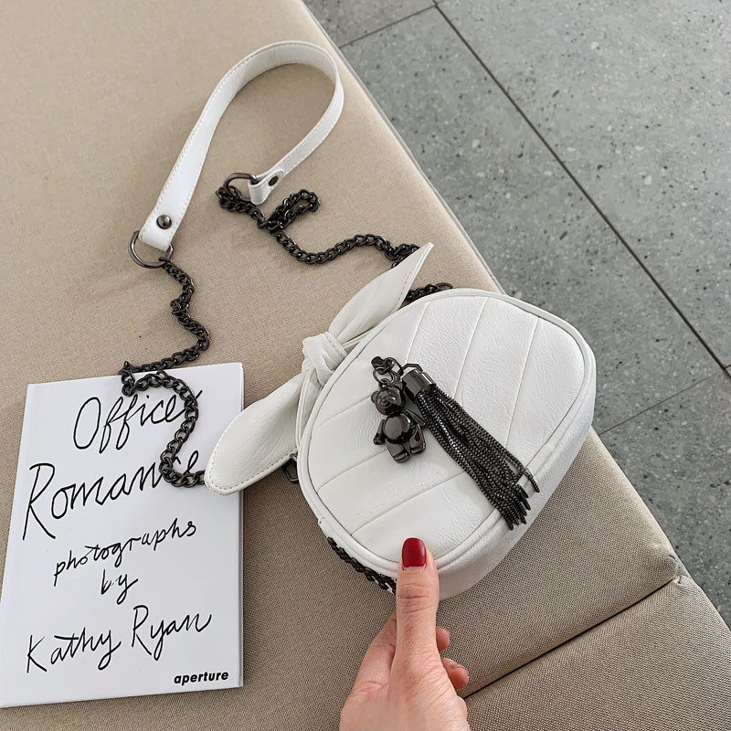 O geantă de mână mică cu ciucuri în trei culori