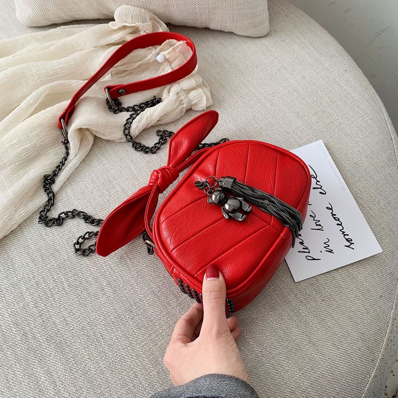 O geantă de mână mică cu ciucuri în trei culori