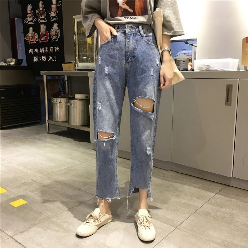 Γυναικεία φαρδιά τζιν με σκισμένα μοτίβα σε μπλε χρώμα