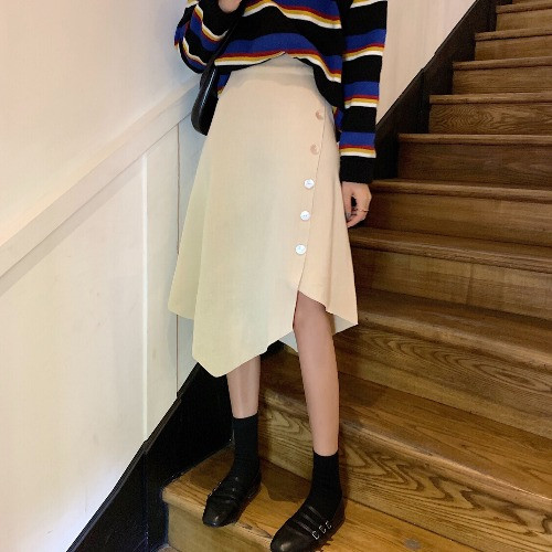 Női szoknya aszimmetrikus modell négy színben gombokkal