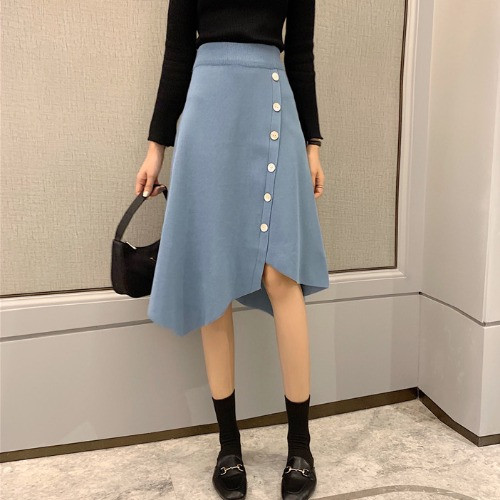 Női szoknya aszimmetrikus modell négy színben gombokkal