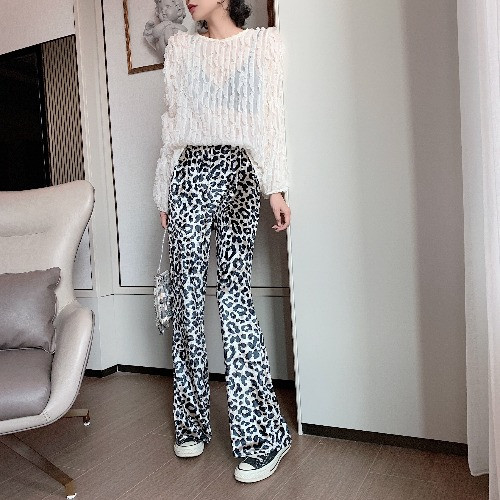 Дамски модерен панталон тип чарлстон с животински десен