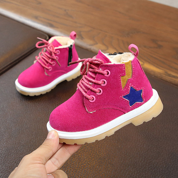 Μοντέρνα παιδικές μπότες σε τρία χρώματα για αγόρια και κορίτσια