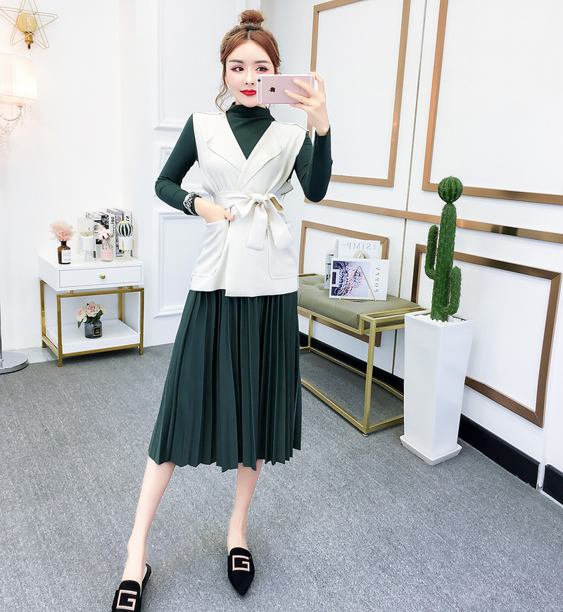 Γυναικείο σετ μπλούζας, γιλέκο και πλισε φούστα