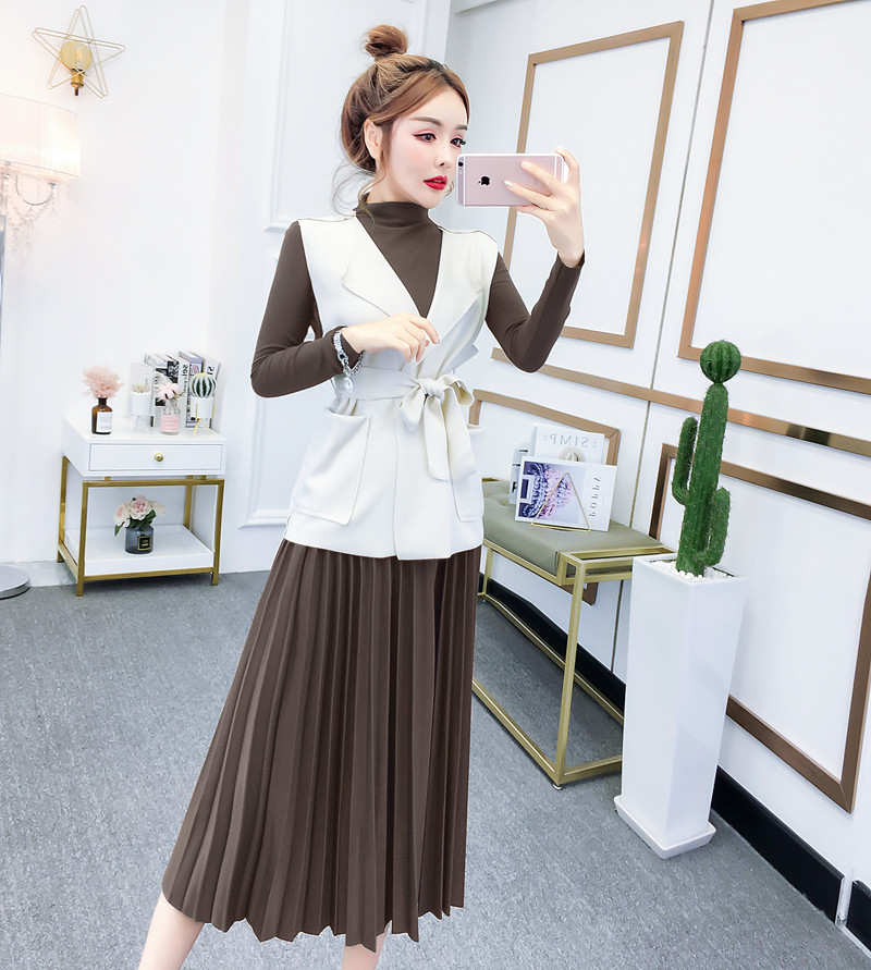 Γυναικείο σετ μπλούζας, γιλέκο και πλισε φούστα