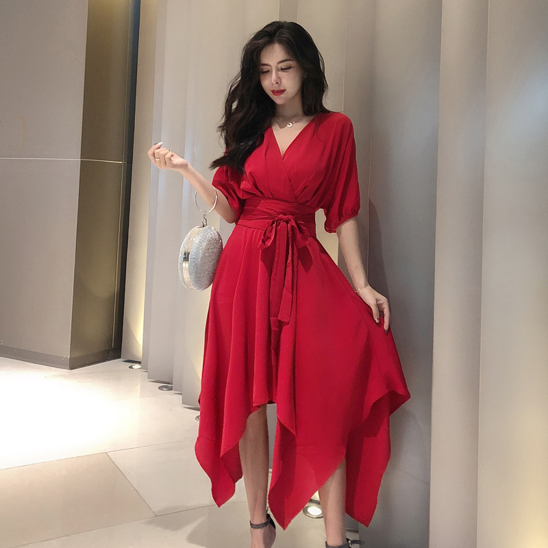 Μοντέρνο γυναικείο φόρεμα σε μαύρο και κόκκινο χρώμα