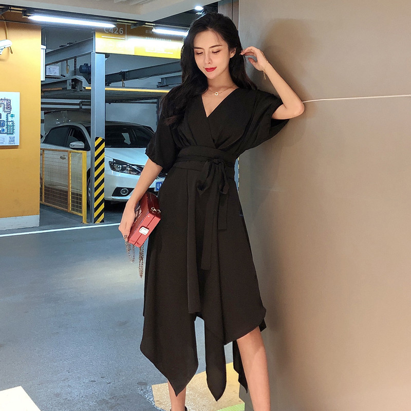 Μοντέρνο γυναικείο φόρεμα σε μαύρο και κόκκινο χρώμα