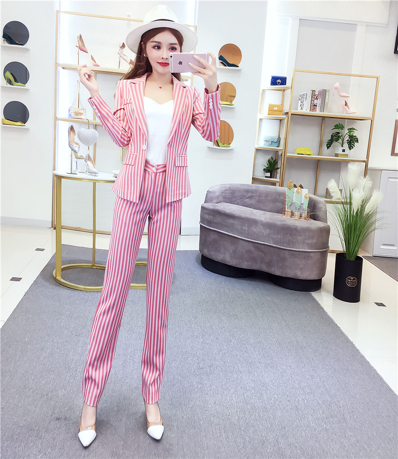 Set de pantaloni și jachetă în carouri de damă modern