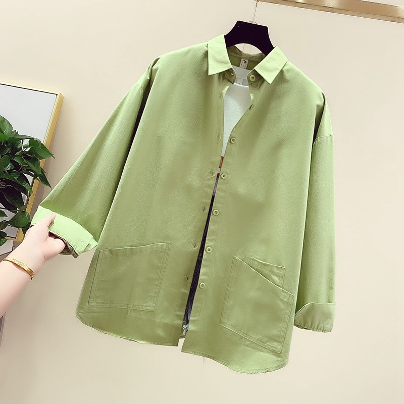 Cămașă modernă de damă cu guler clasic în alb, albastru, galben și verde