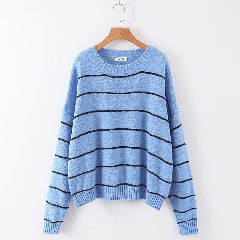 Pulover de damă în dungi cu decolteu în formă de O