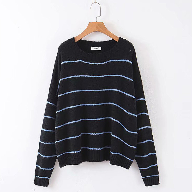 Pulover de damă în dungi cu decolteu în formă de O