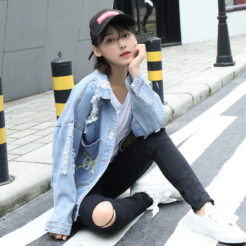 Μοντέρνο γυναικείο τζιν μπουφάν με διακοσμημένα μοτίβα και κεντήματα σε μπλε χρώμα