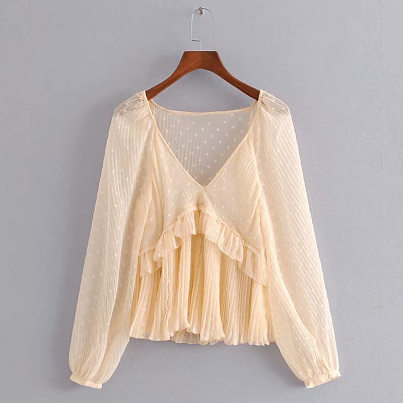 Γυναικεία δαντελένια μπλούζα με λαιμόκοψη σε μαύρο και μπεζ χρώμα