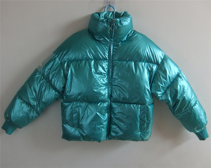 Μοντέρνο γυναικείο μπουφάν με ένα κομψό αποτέλεσμα και ένα υψηλό γιακά σε διάφορα χρώματα