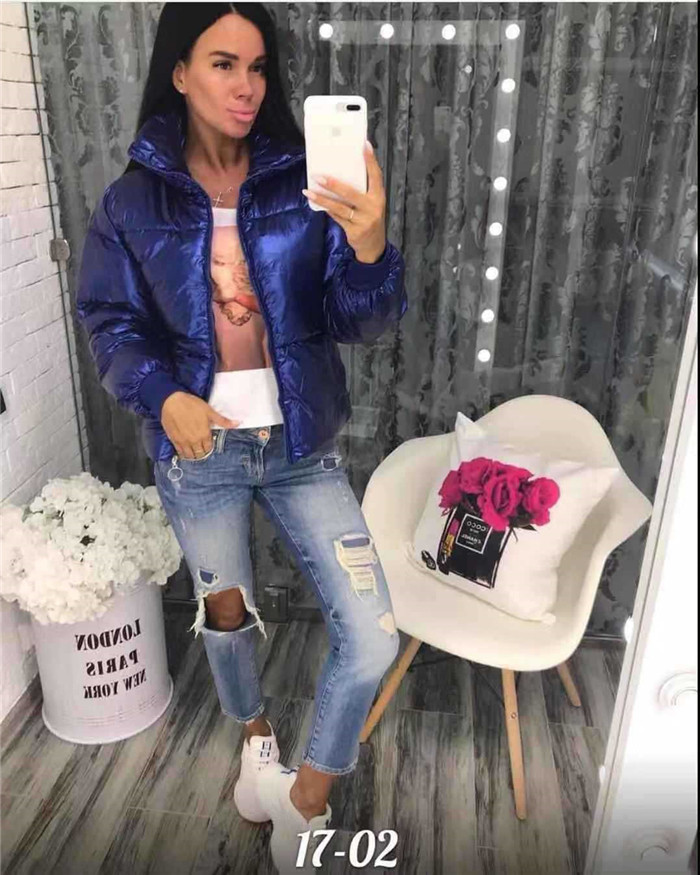 Μοντέρνο γυναικείο μπουφάν με ένα κομψό αποτέλεσμα και ένα υψηλό γιακά σε διάφορα χρώματα