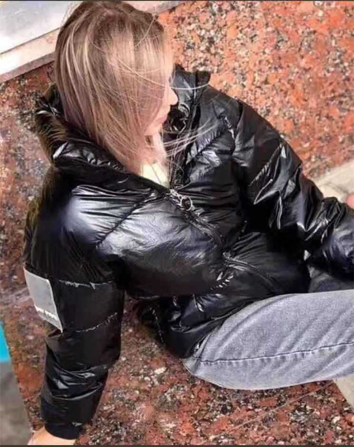 Μοντέρνο γυναικείο μπουφάν με ένα κομψό αποτέλεσμα και ένα υψηλό γιακά σε διάφορα χρώματα