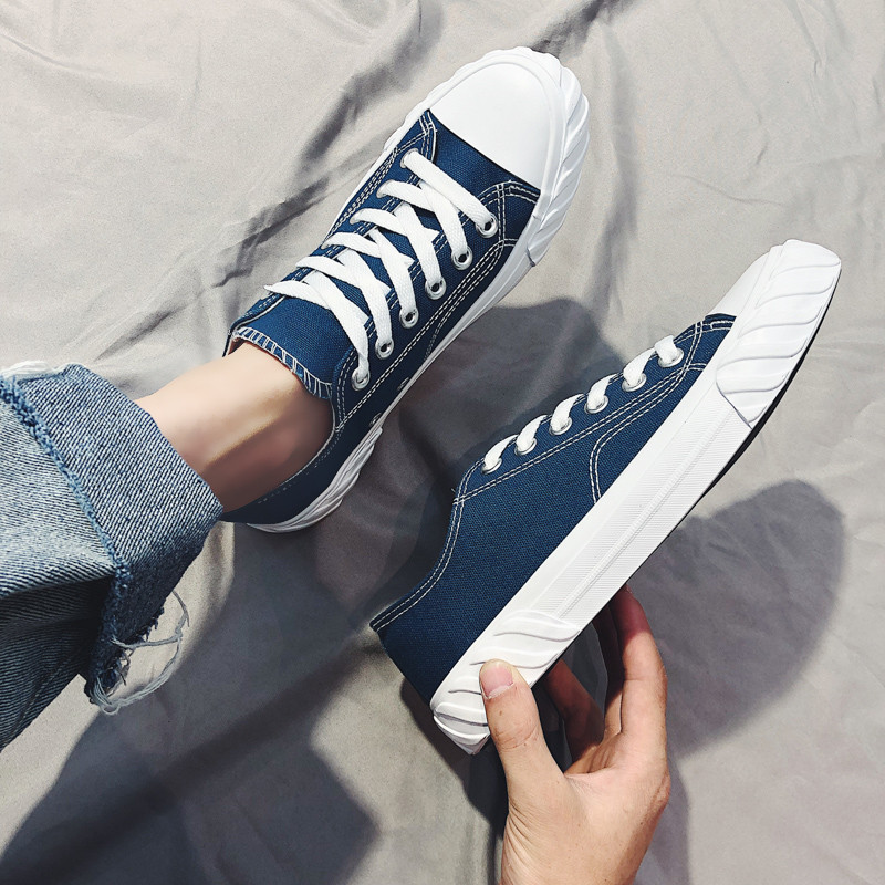 Tenisi casual barbatesti cu talpa plate si sireturi in negru, alb si albastru