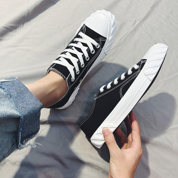 Tenisi casual barbatesti cu talpa plate si sireturi in negru, alb si albastru