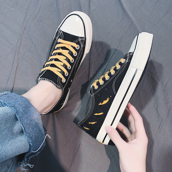 Adidasi moderni pentru barbati in alb-negru cu cravate colorate