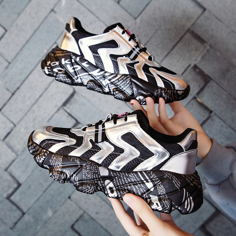 Μοντέρνα γυναικεία αθλητικά παπούτσια με κορδόνια σε χρυσό και ασήμι χρώμα