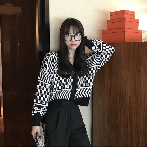 Vesta scurta de dama cu decolteu spitz si nasturi alb-negru