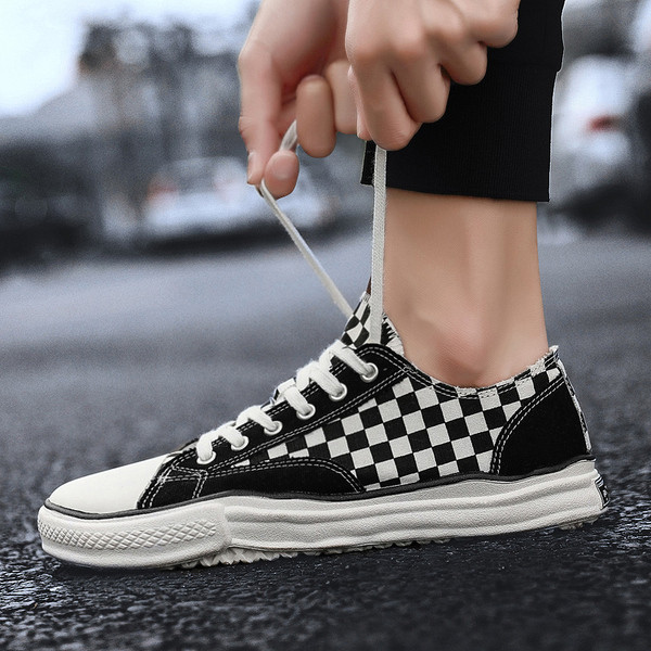 Adidasi moderni pentru barbati in doua culori cu talpa plata si sireturi