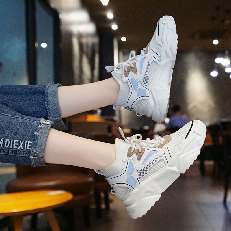 Adidasi moderni de dama cu talpa aspra in alb si negru