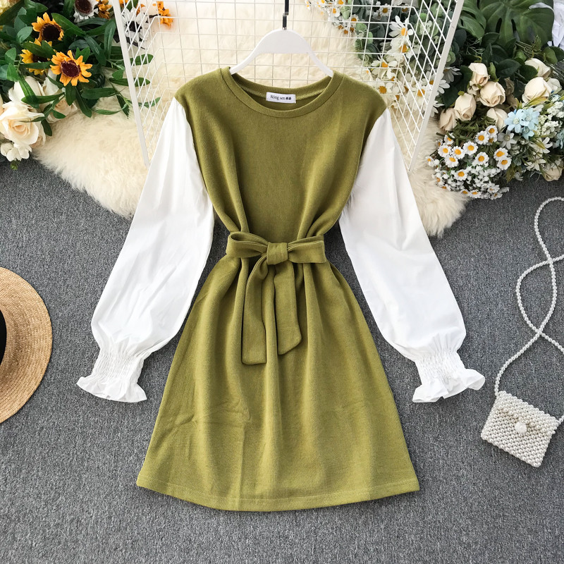 Ένα κομψό γυναικείο φόρεμα με κορδέλα και μακρύ μανίκι