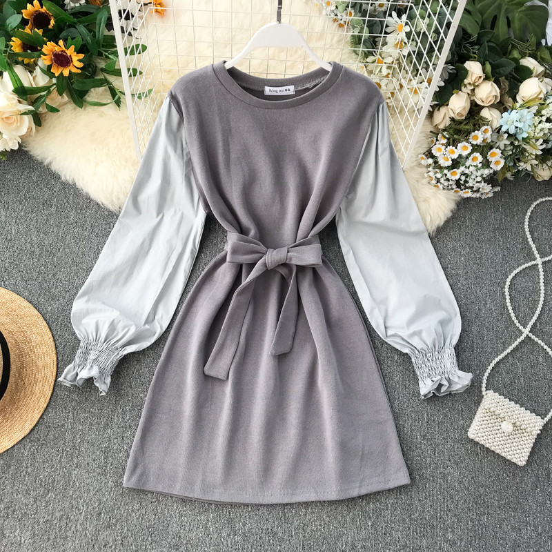 Ένα κομψό γυναικείο φόρεμα με κορδέλα και μακρύ μανίκι