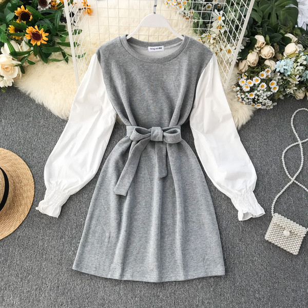 Ένα κομψό γυναικείο φόρεμα με κορδέλα και μακρύ μανίκι