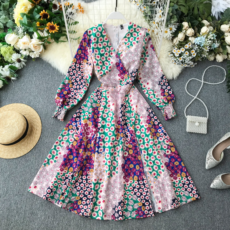 Rochie modernă de damă cu mâneci lungi și decolteu adânc