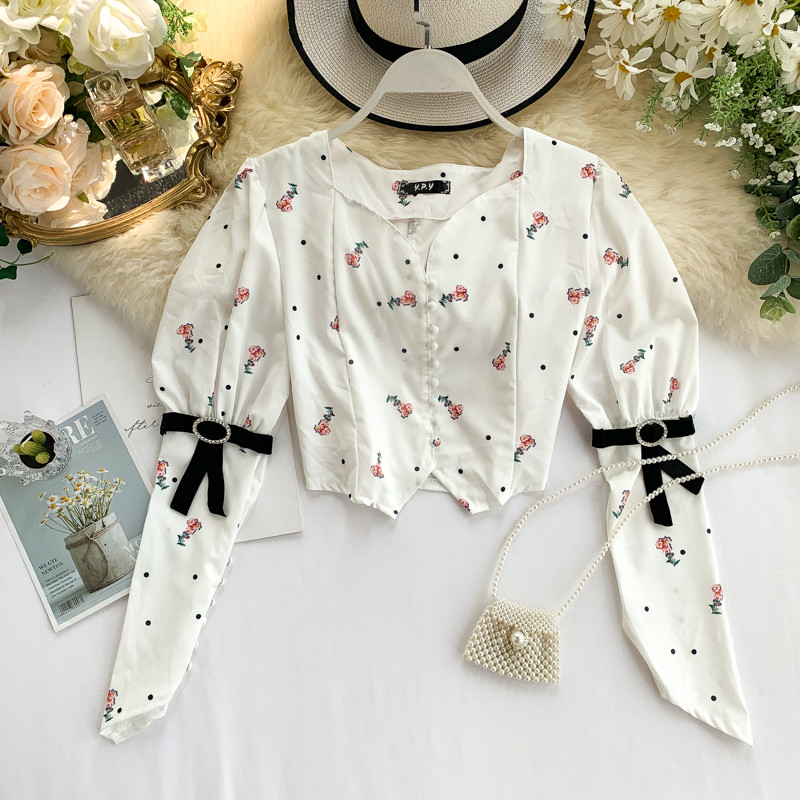 Μοντέρνα γυναικεία μπλούζα με μακριά μανίκια και κουμπιά με floral σχέδιο