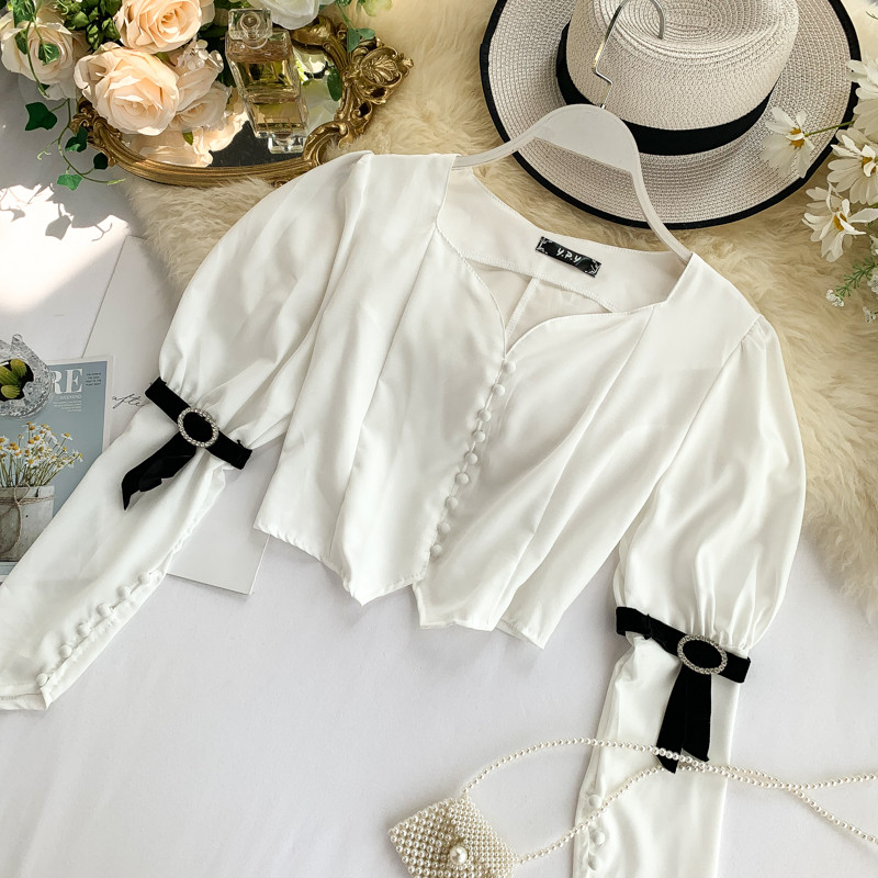 Μοντέρνα γυναικεία μπλούζα με μακριά μανίκια και κουμπιά με floral σχέδιο