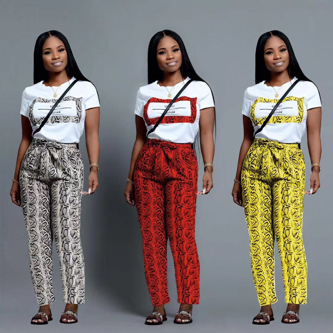 Μοντέρνο γυναικείο σύνολο που περιλαμβάνει μπλουζάκι και παντελόνι σε διάφορα χρώματα