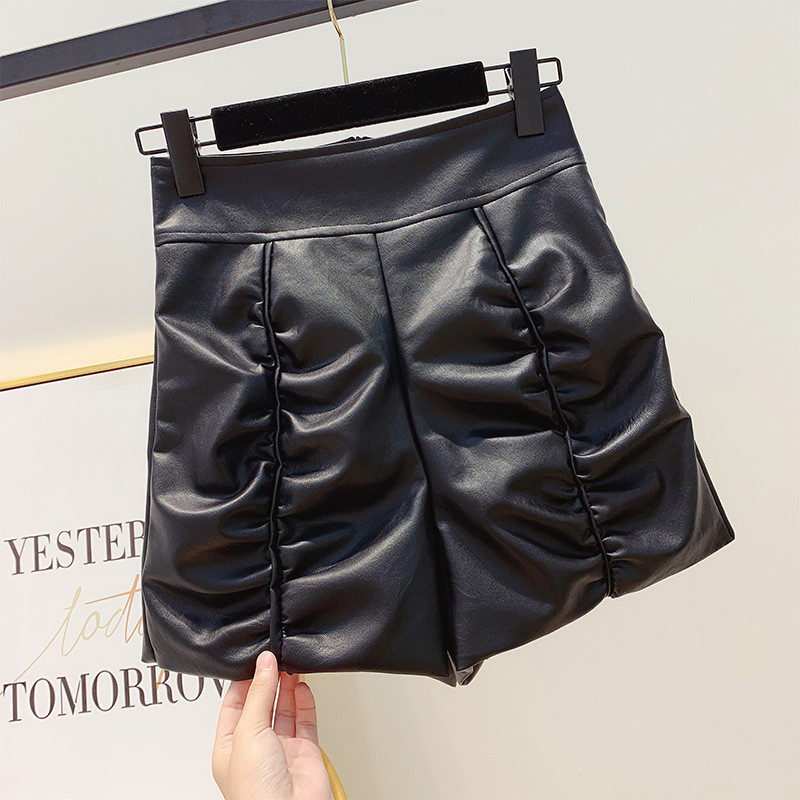 Pantaloni scurti de dama din piele ecologica cu talie inalta in alb si negru