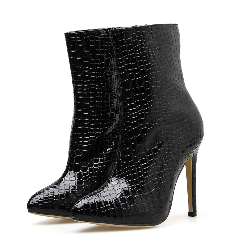 Νέο μοντέλο γυναικείες μπότες eco δερμάτινο μοντέλο σε μαύρο χρώμα με λεπτό τακούνι